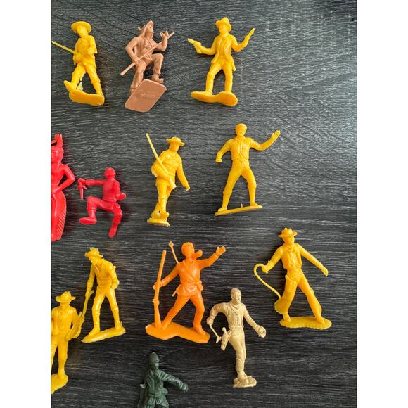 Vintage 1960s Lot Of Cowboys And Indians Plastic Figurines Army Military Western - Picture 6 of 7